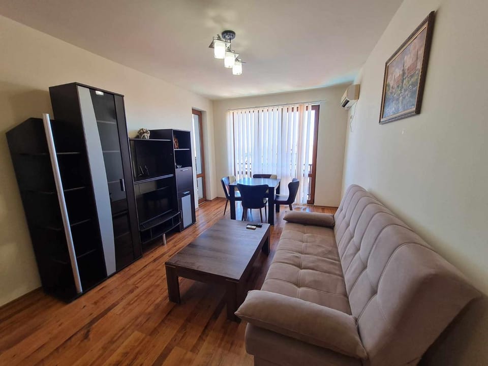 Communal lounge/ TV room, TV and multimedia, Living room, Seating area, Dining area, Evening entertainment