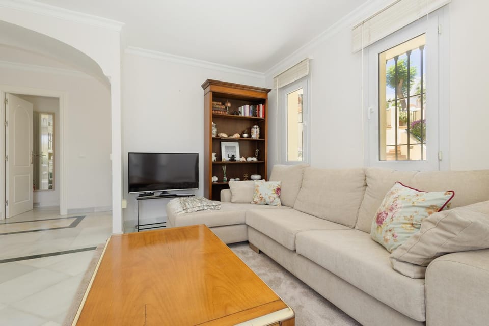 TV and multimedia, Living room, Seating area, Dining area, air conditioner