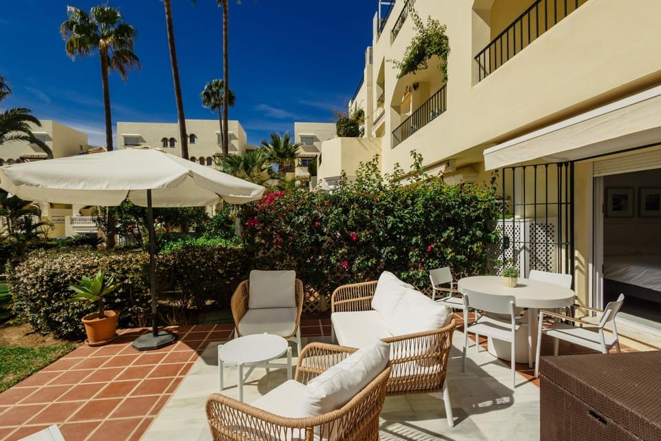 Property building, Patio, Day, Garden, Balcony/Terrace, Living room, Seating area, Dining area, Garden view, sunbed