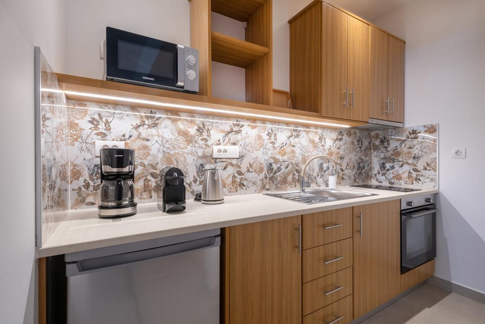 Coffee/tea facilities, Kitchen or kitchenette, oven, stove