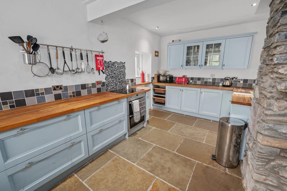 Kitchen or kitchenette, dishwasher, stove