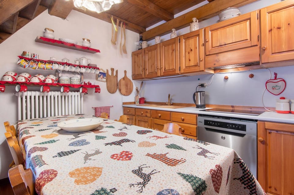 Kitchen or kitchenette, Living room