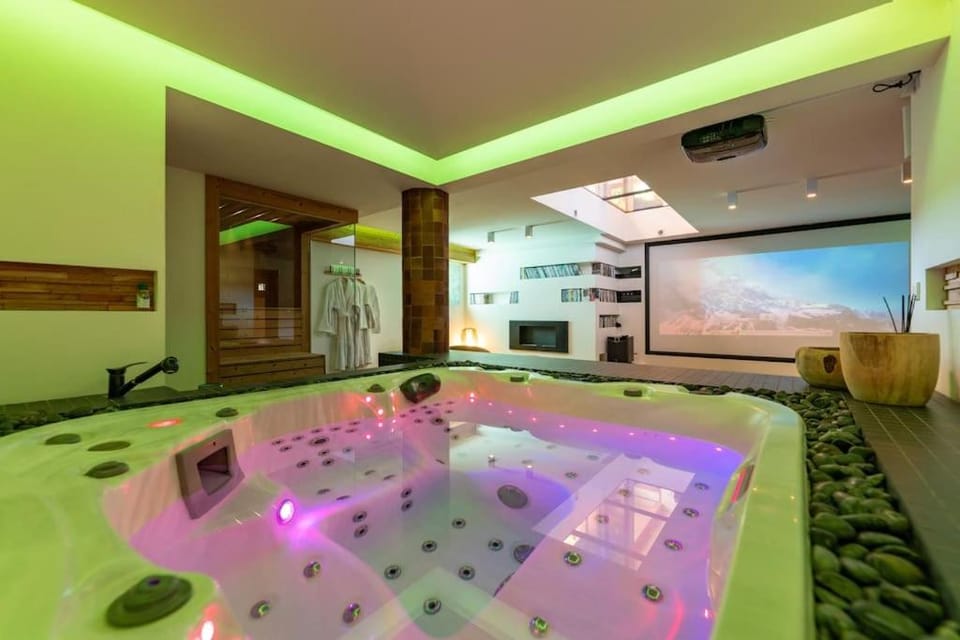 Chalet FLOCON Serre Chevalier cinéma sauna jaccuzi, piscine été Chalet in Briançon