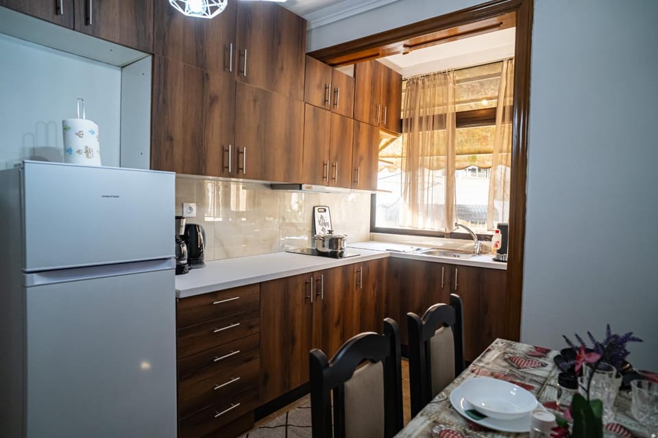 Kitchen or kitchenette, Photo of the whole room, Decorative detail, Dining area, stove, toaster