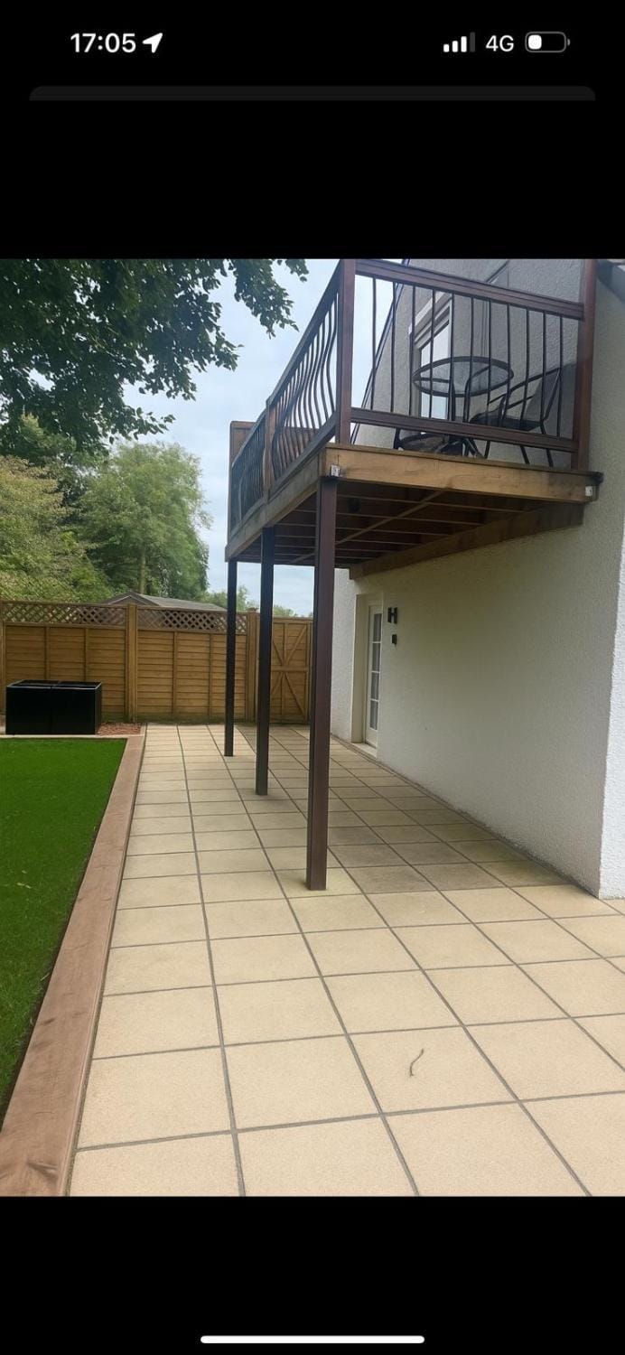 Facade/entrance, Balcony/Terrace