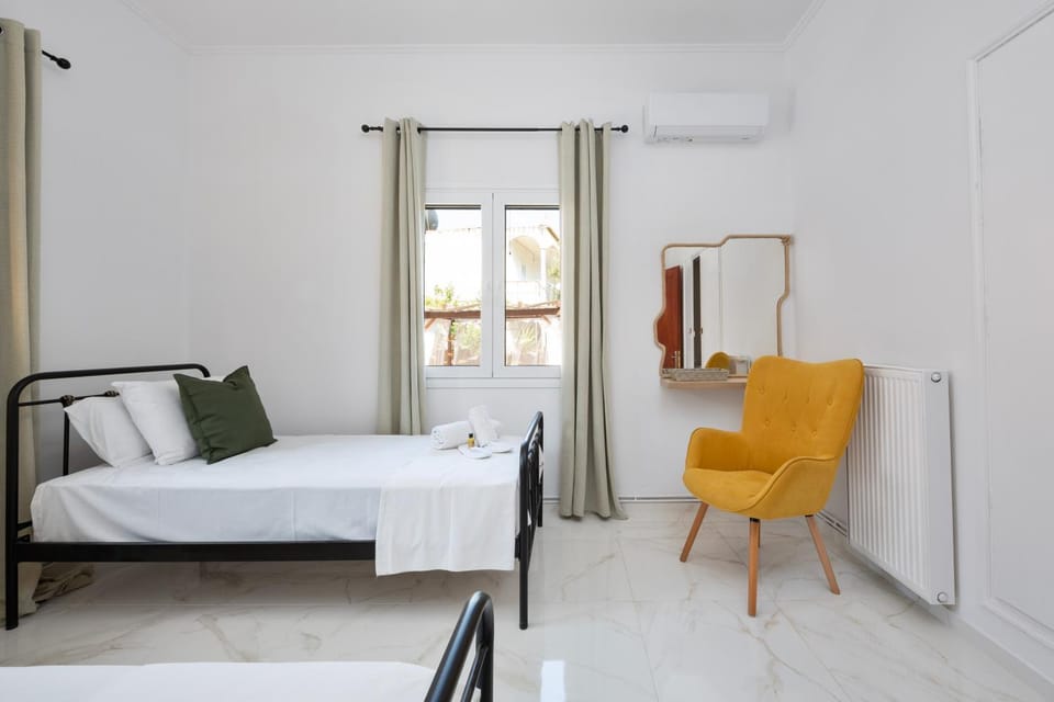 Bed, Photo of the whole room, Bedroom, towels, air conditioner