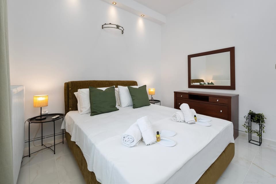 Bed, Photo of the whole room, Bedroom, towels