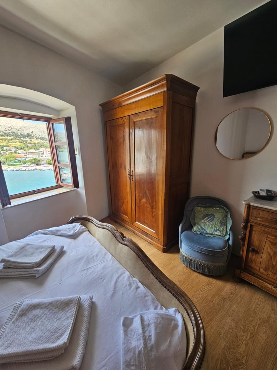 Communal lounge/ TV room, Bed, Bedroom, wardrobe