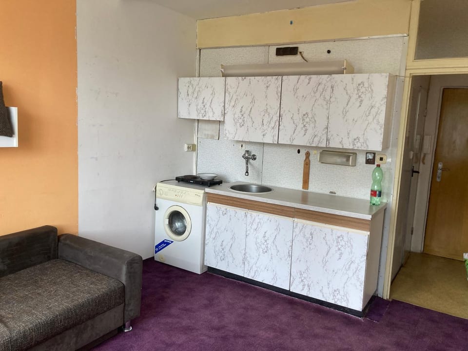 Kitchen or kitchenette, stove, washing machine