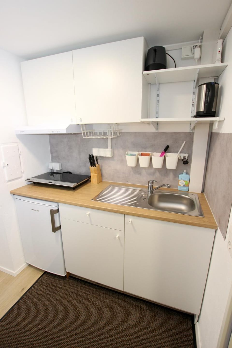 Coffee/tea facilities, Kitchen or kitchenette, stove, toaster
