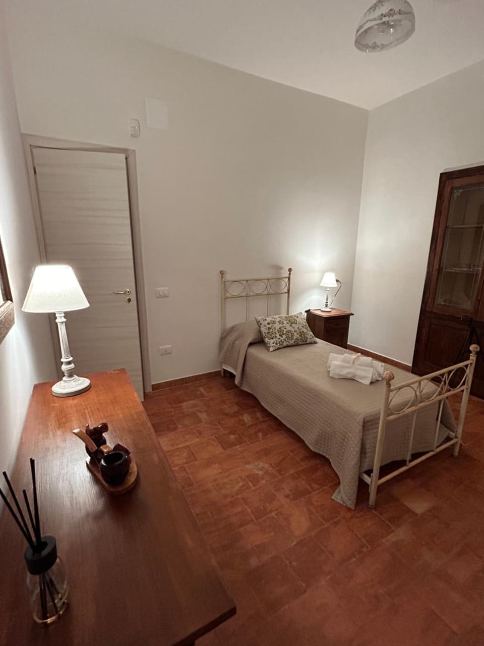 Photo of the whole room, Decorative detail