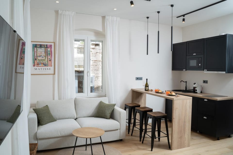TV and multimedia, Kitchen or kitchenette, Living room, Seating area, Dining area
