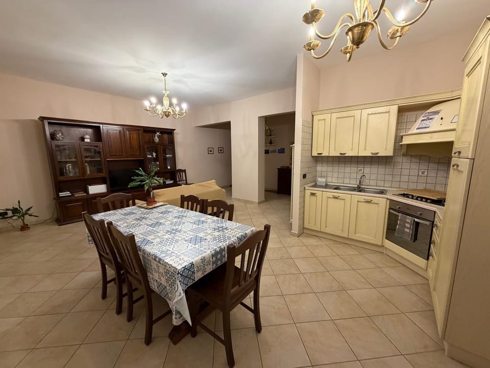 Kitchen or kitchenette, Dining area, oven, stove