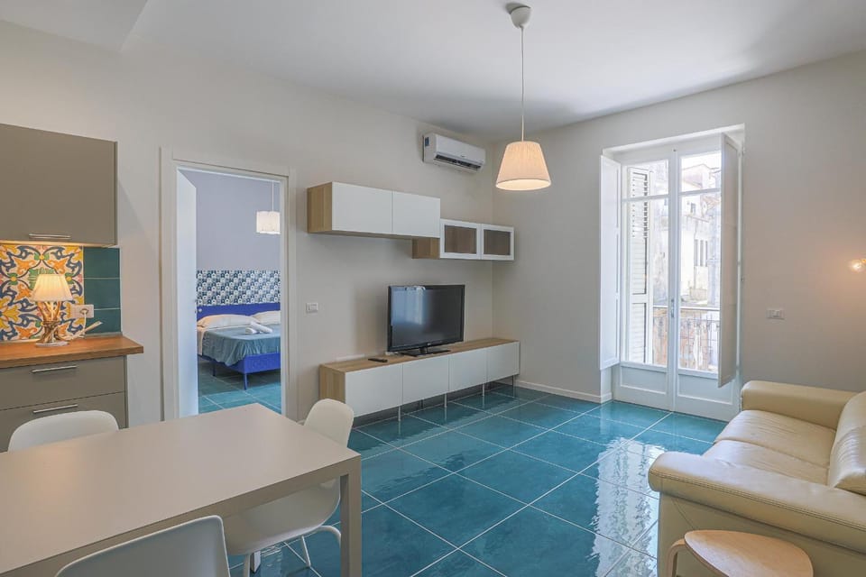 Bed, TV and multimedia, Kitchen or kitchenette, Living room, Photo of the whole room, Seating area, Dining area, air conditioner