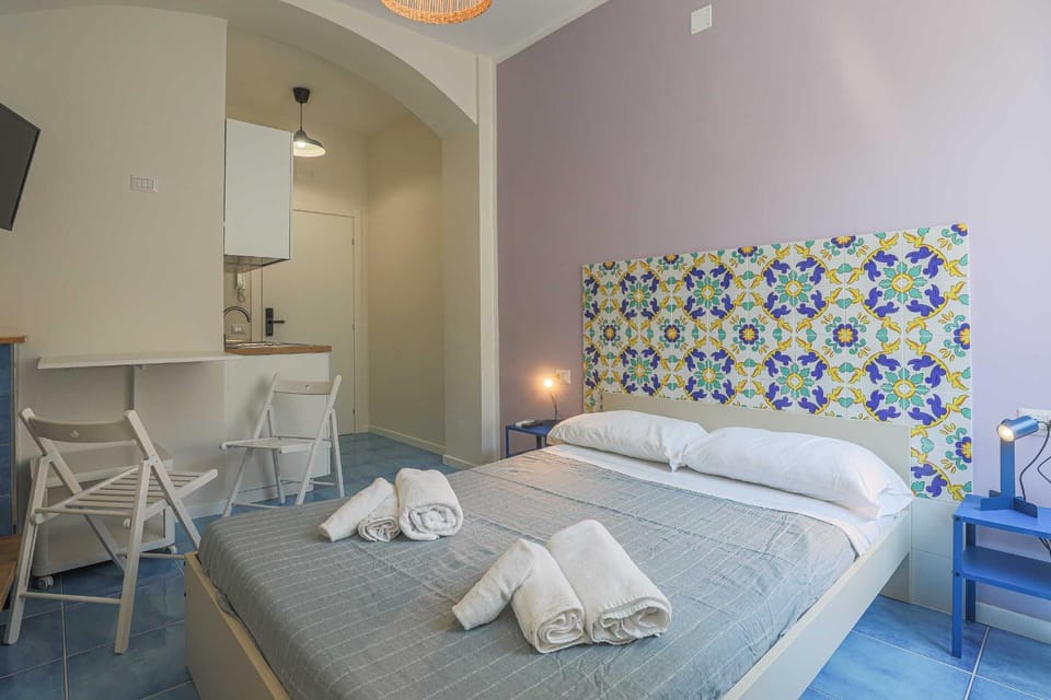 Bed, TV and multimedia, Photo of the whole room, Bedroom, towels