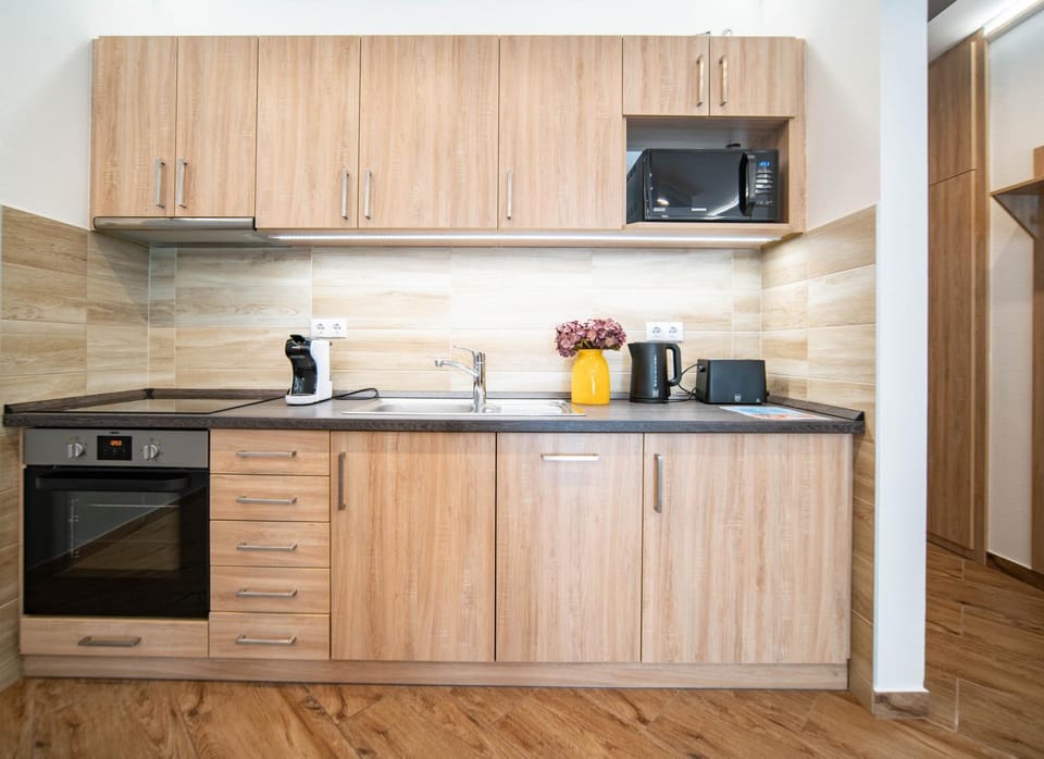 Coffee/tea facilities, Kitchen or kitchenette, oven, stove, toaster