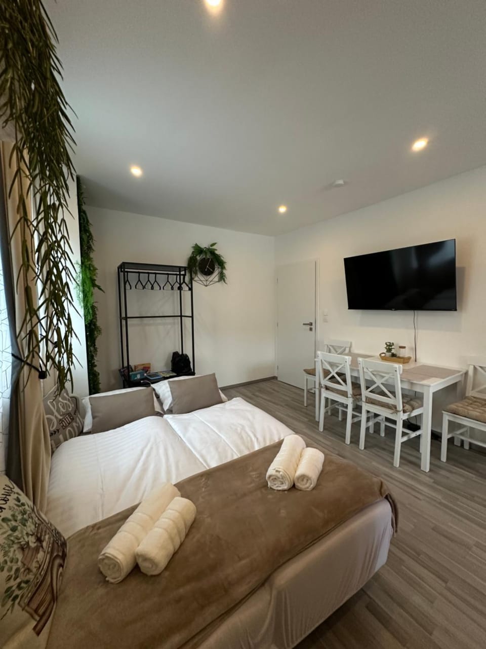 Bed, TV and multimedia, Photo of the whole room, Bedroom