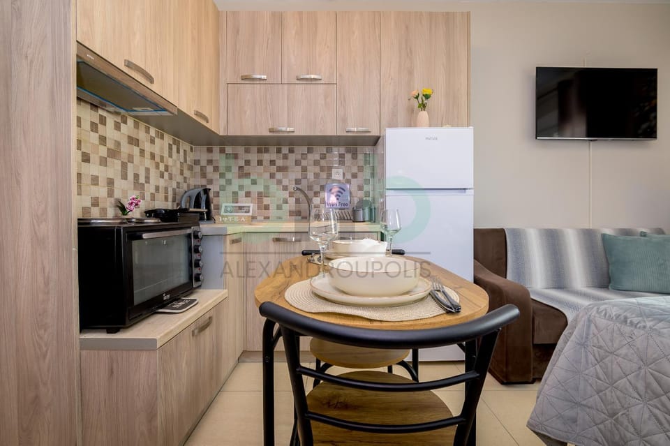 Kitchen or kitchenette, Dining area, oven, stove