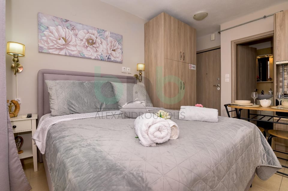 Bed, Photo of the whole room, Dining area, Bedroom, towels, wardrobe