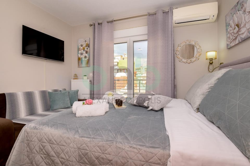 Bed, TV and multimedia, Photo of the whole room, Bedroom, towels, air conditioner