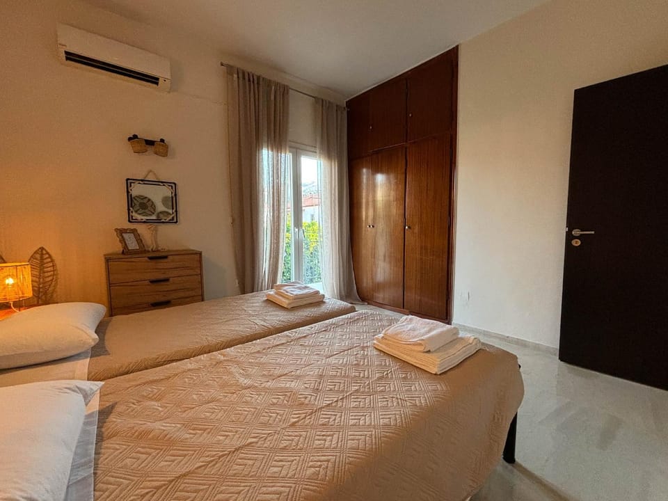 Bedroom, air conditioner