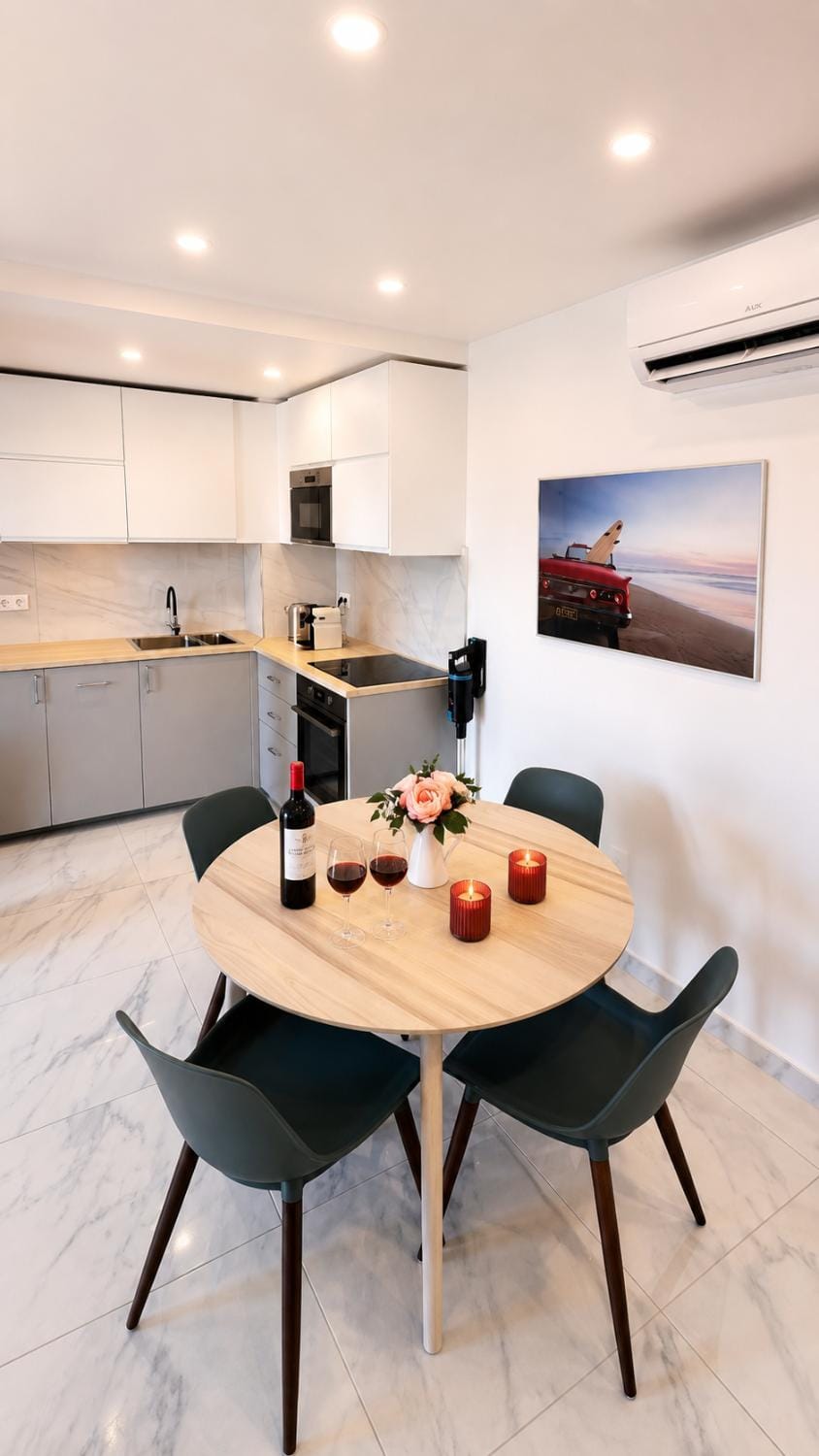 Kitchen or kitchenette, Dining area
