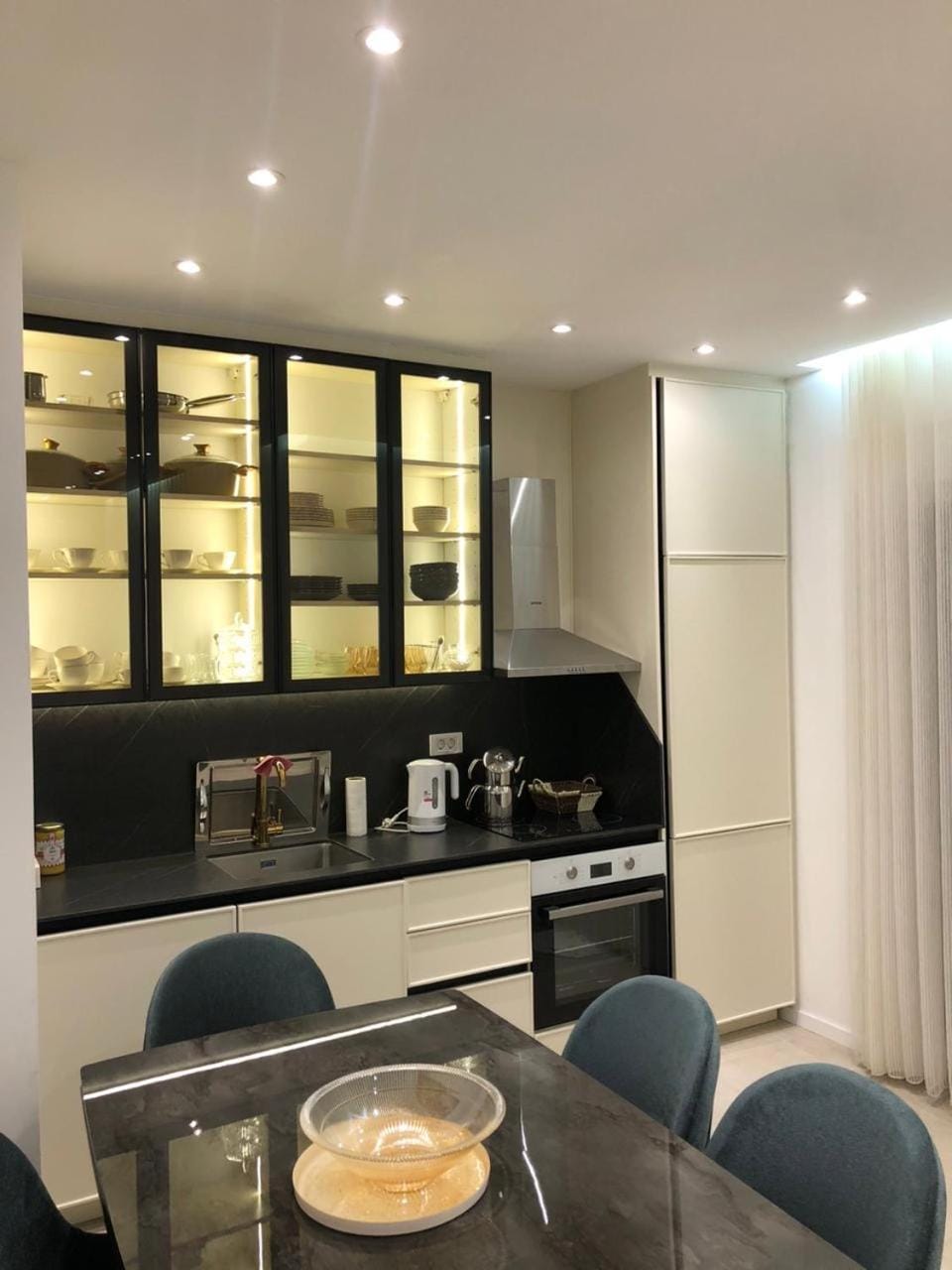 Kitchen or kitchenette, Dining area, stove