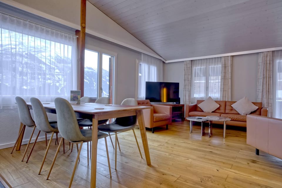 TV and multimedia, Living room, Seating area, Dining area