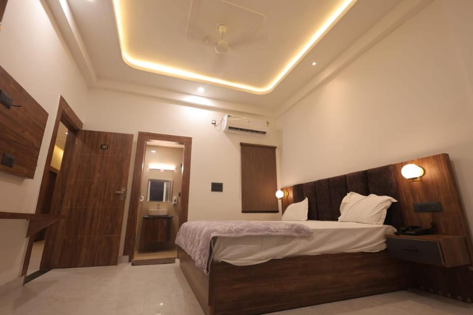 Bed, Seating area, Bedroom