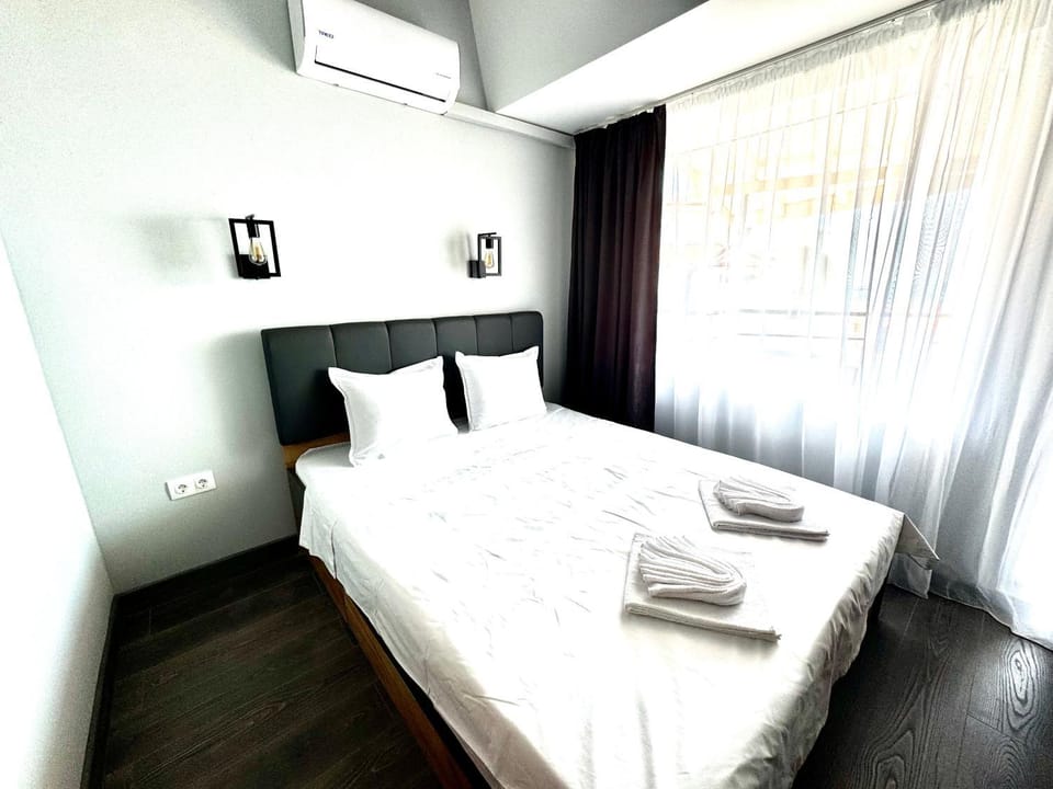 Photo of the whole room, Bedroom, air conditioner