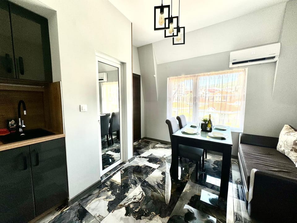 Communal lounge/ TV room, Dining area, air conditioner