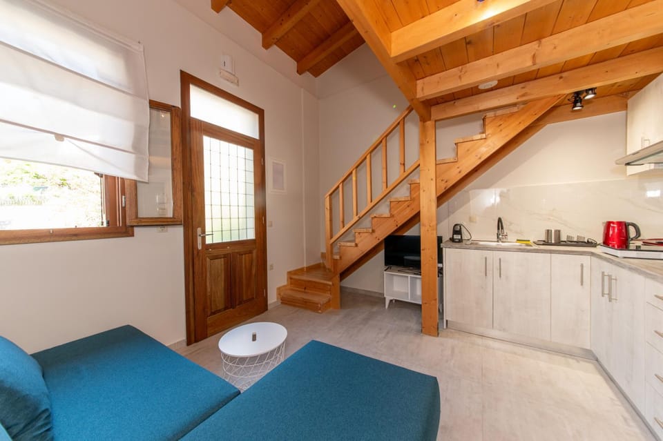 Kitchen or kitchenette, Seating area