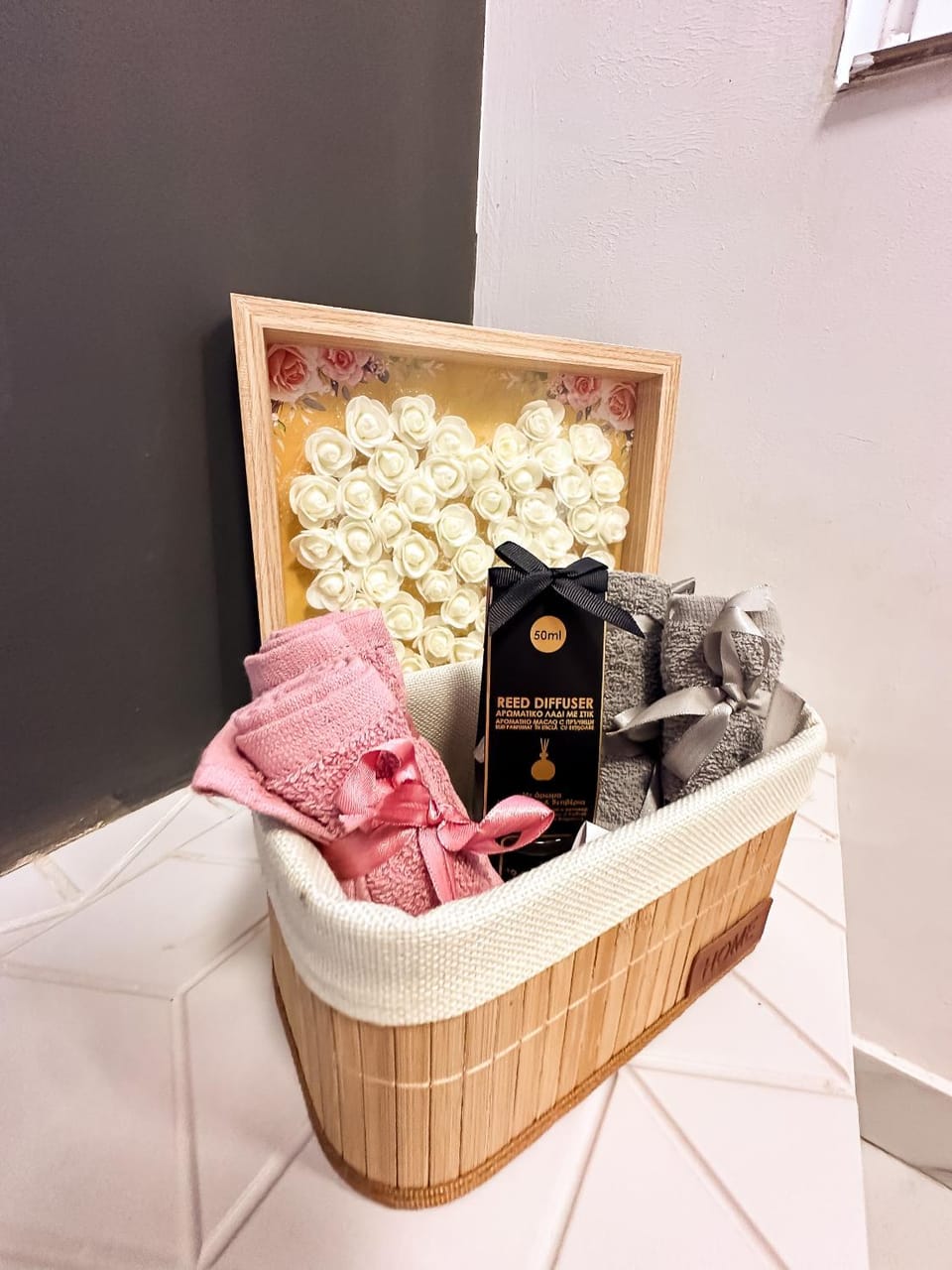 Photo of the whole room, towels