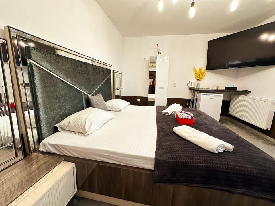 Bed, TV and multimedia, Bedroom, towels