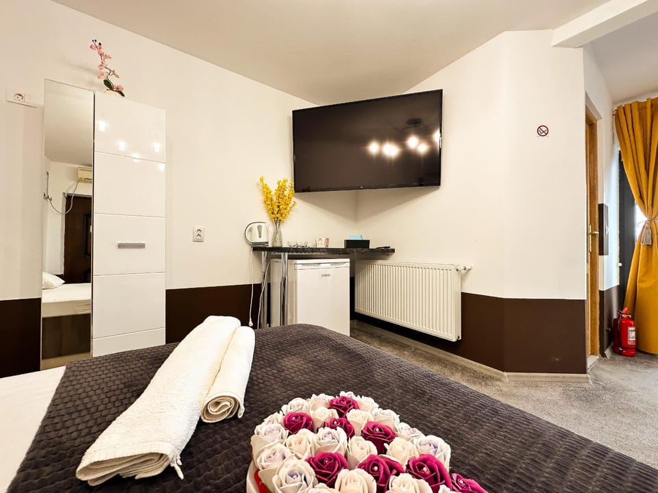 Bed, TV and multimedia, Bedroom, towels