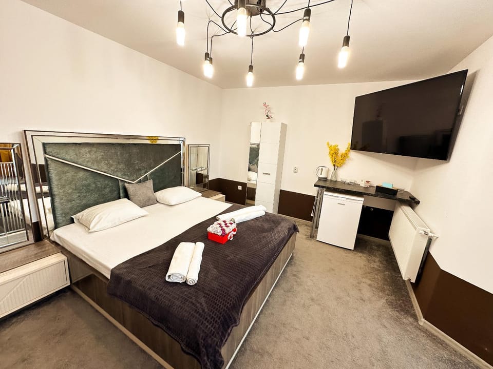 Bed, TV and multimedia, Bedroom, towels