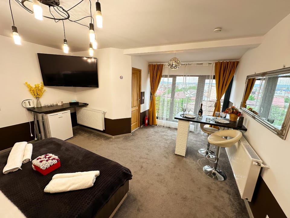 Bed, TV and multimedia, Seating area, Bedroom, towels