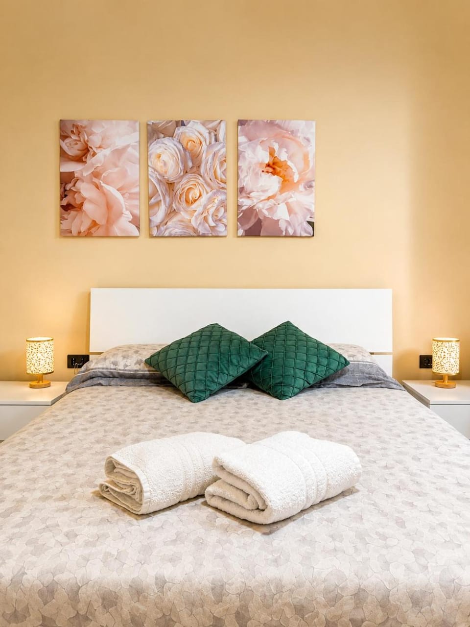 Bedroom, towels