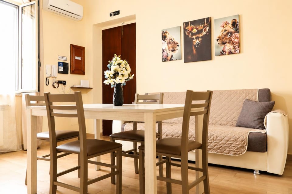 Kitchen or kitchenette, Living room, Seating area, Communal kitchen, kitchen, kitchen
