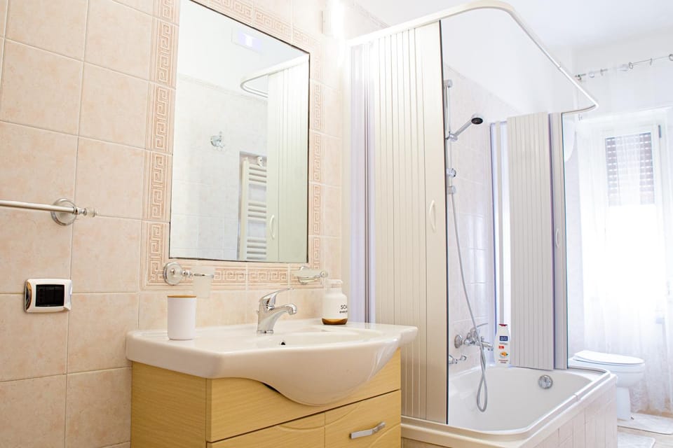 Shower, Toilet, Bathroom, Bath, towels