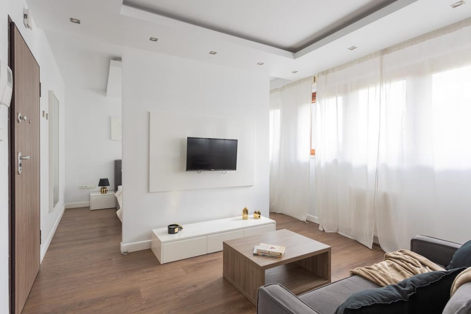 Communal lounge/ TV room, Bed, TV and multimedia, Living room, Photo of the whole room, Seating area, Evening entertainment, Bedroom