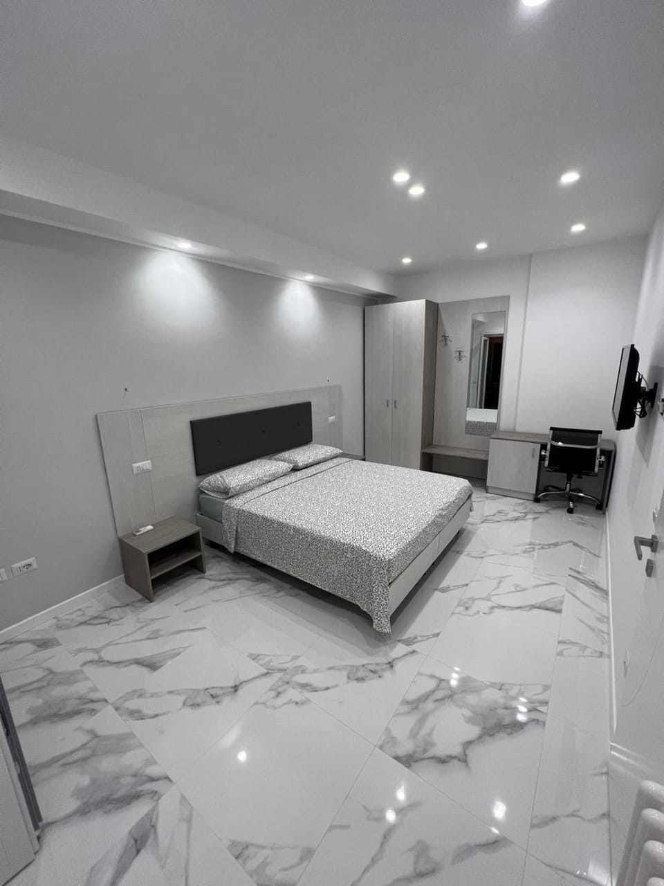 Bed, TV and multimedia, Photo of the whole room, Bedroom, wardrobe