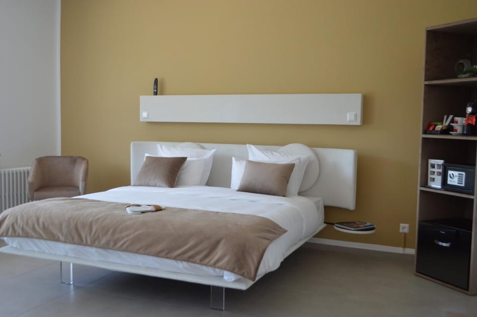 Bed, Photo of the whole room, Bedroom, River view, minibar, safe