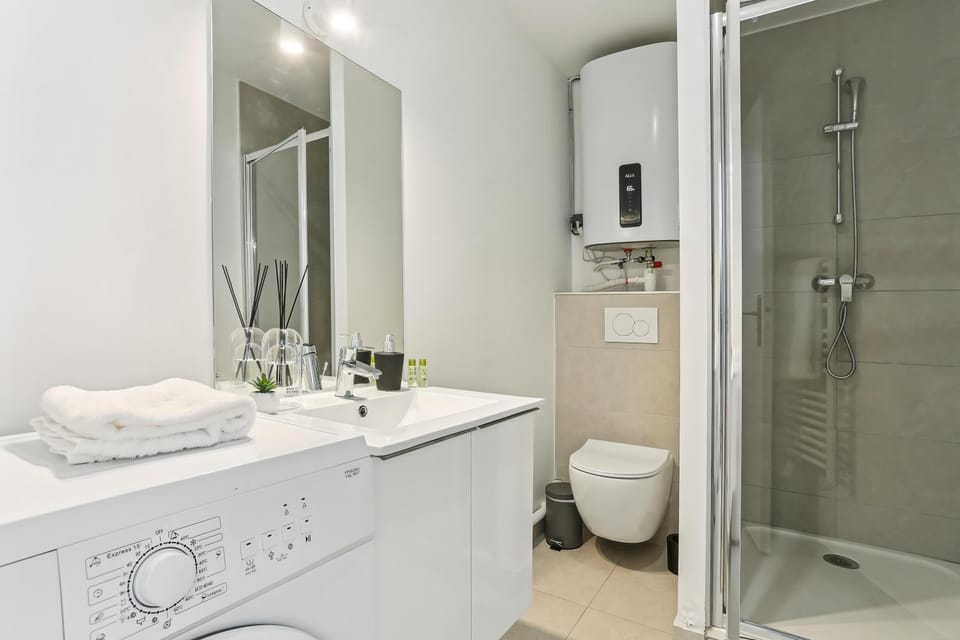 Shower, Toilet, Bathroom, towels