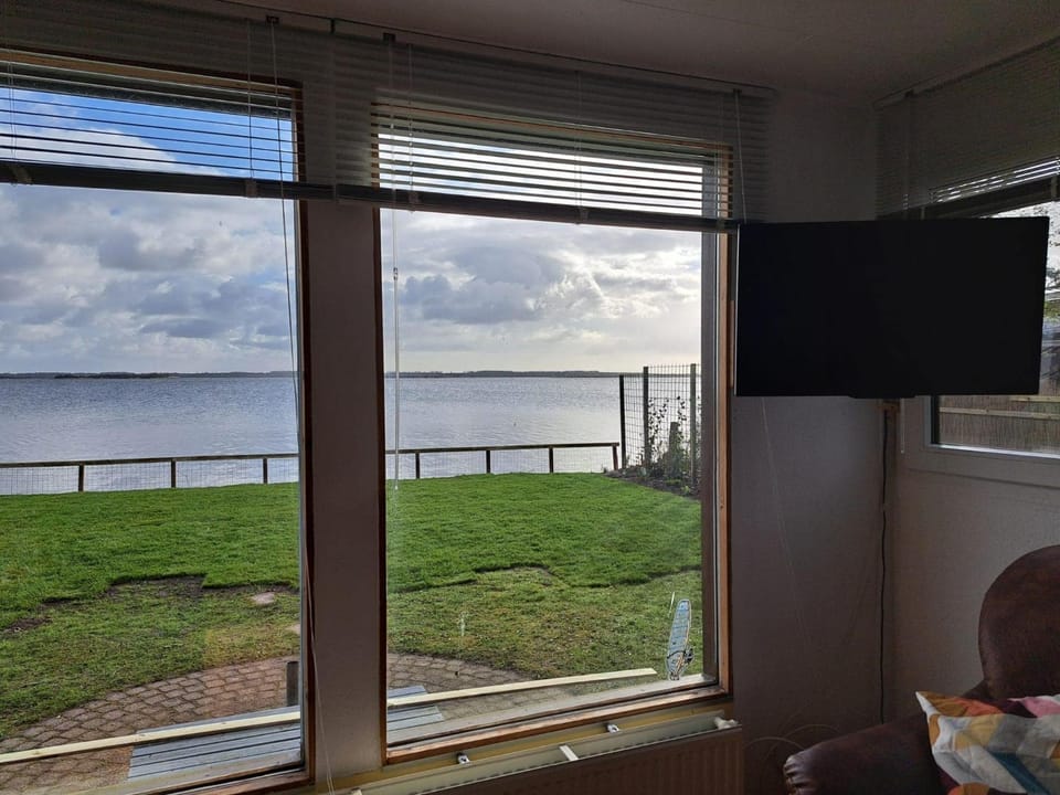 Communal lounge/ TV room, Day, TV and multimedia, Lake view