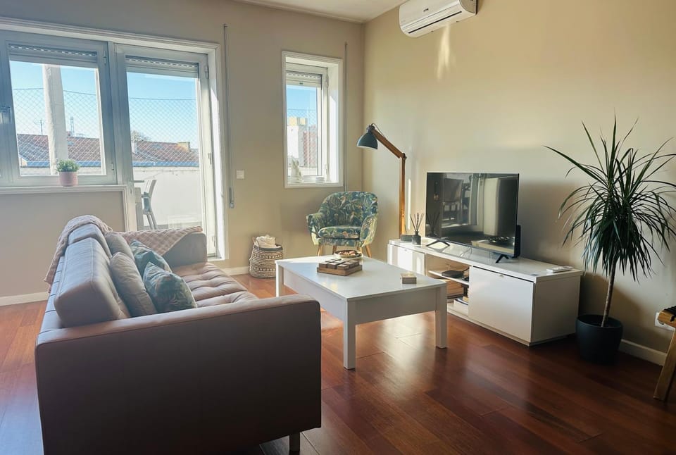 Communal lounge/ TV room, TV and multimedia, Living room, Seating area, Evening entertainment