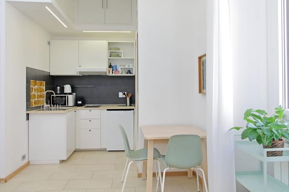 Coffee/tea facilities, Kitchen or kitchenette, Dining area, stove