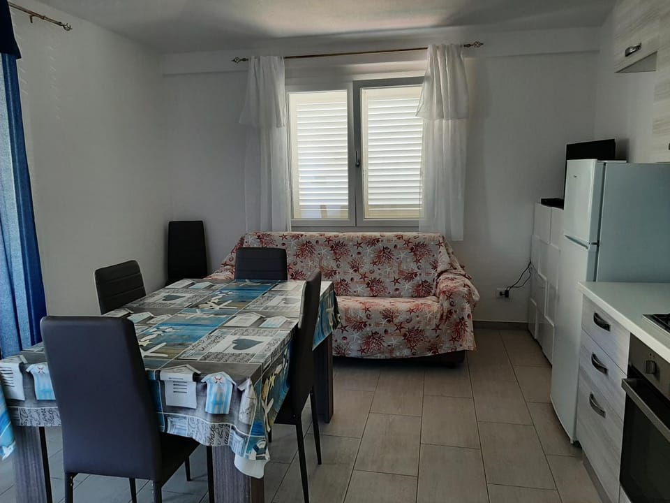 Kitchen or kitchenette, Living room, Seating area, Dining area, oven, air conditioner