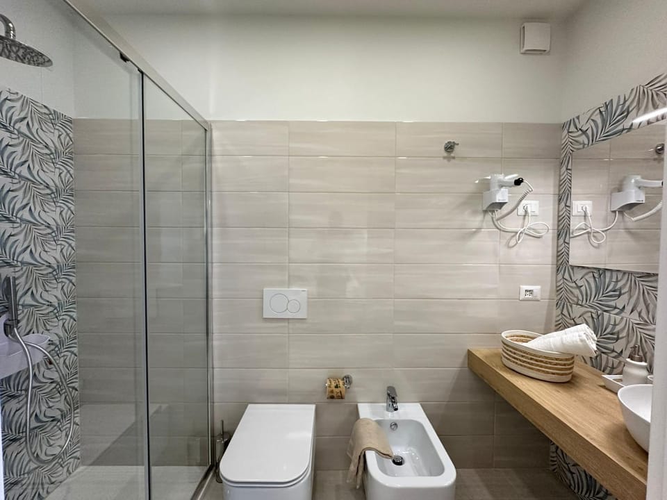 Shower, Toilet, Bathroom, bidet, towels