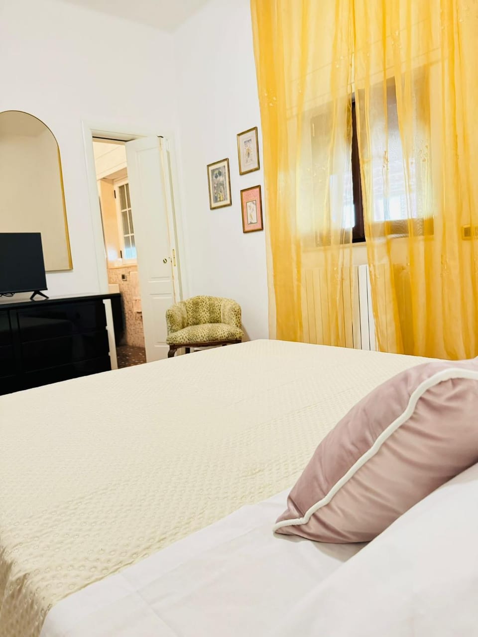 Bed, Bathroom, TV and multimedia, Photo of the whole room, Bedroom